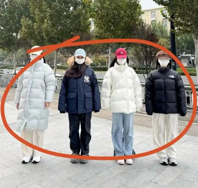 “父母穷我连穿羽绒服的自由都没有”一张羽绒服近照引热议(图6)