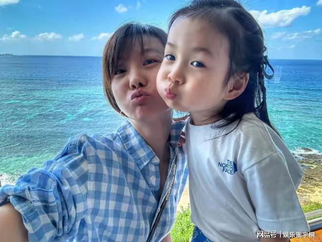 王阳妻子近照曝光42岁高斯脸蛋保养很好但颈纹略深显老(图6)