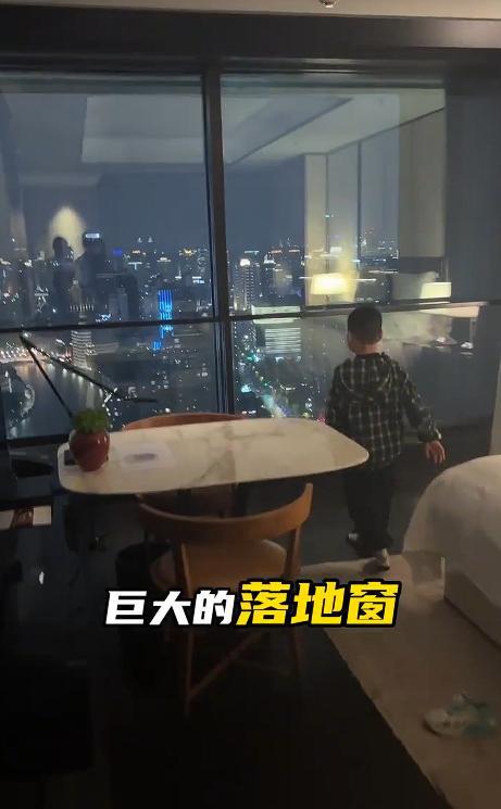 东北90后女孩花千万办婚礼送伴娘金条LV包新郎却被吐槽是败笔(图5)