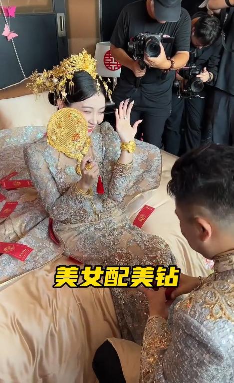东北90后女孩花千万办婚礼送伴娘金条LV包新郎却被吐槽是败笔(图10)