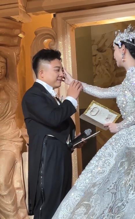 东北90后女孩花千万办婚礼送伴娘金条LV包新郎却被吐槽是败笔(图15)