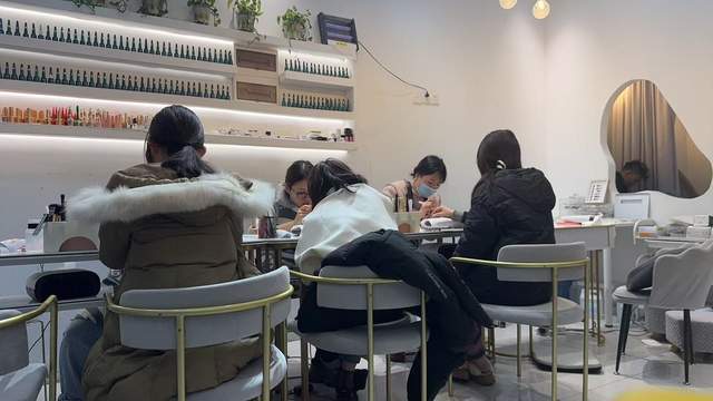 新春“衣”始 美丽升温：成都春节仪式感消费热潮来袭(图2)